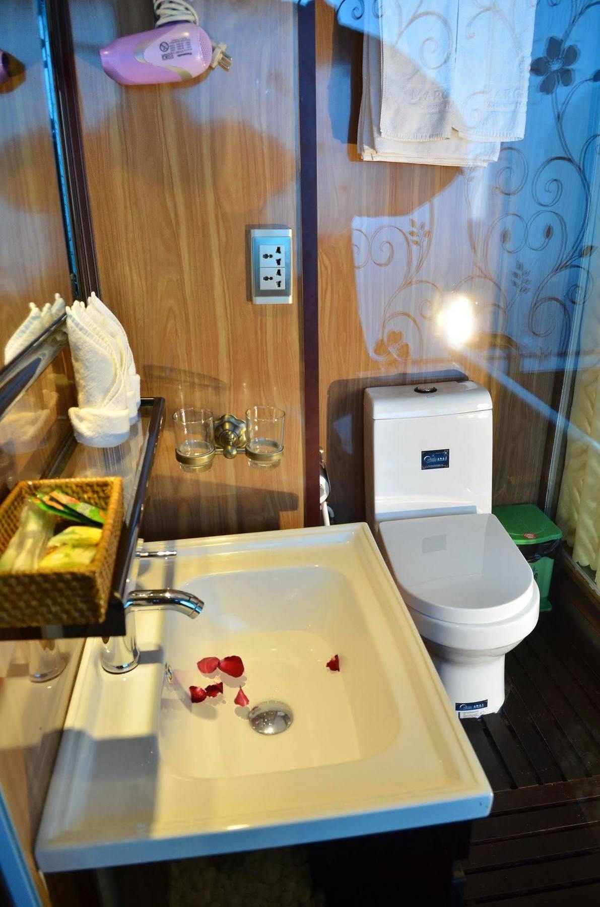 Garden Bay Luxury Cruise Hotel Ha Long Exterior photo