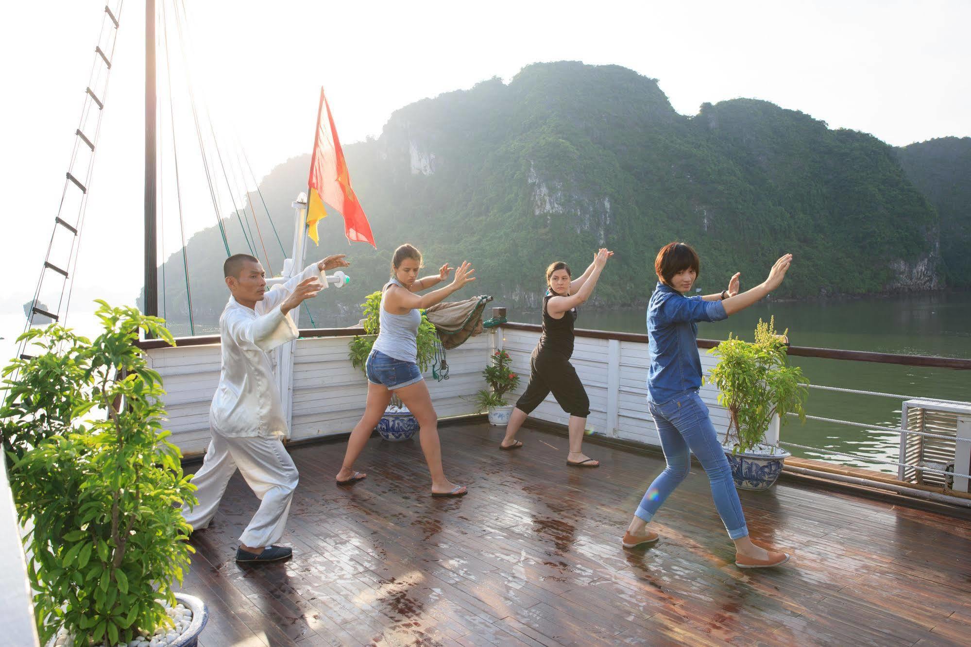 Garden Bay Luxury Cruise Hotel Ha Long Exterior photo